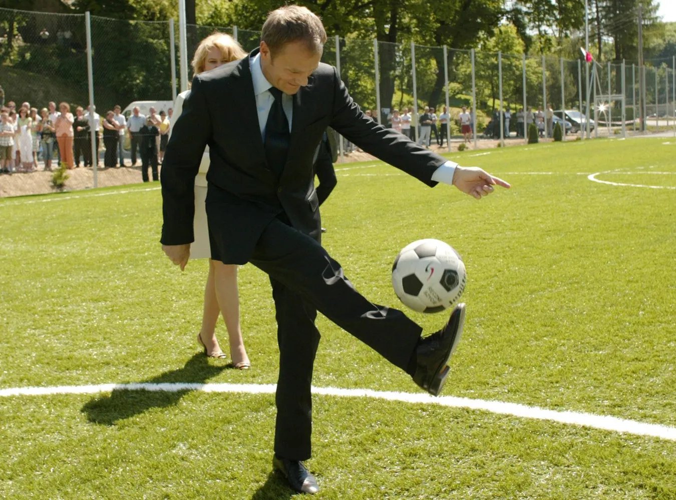 Donald Tusk zwiedził kompleks sportowy przy Gimnazjum nr 1 w Izdebkach koło Krosna