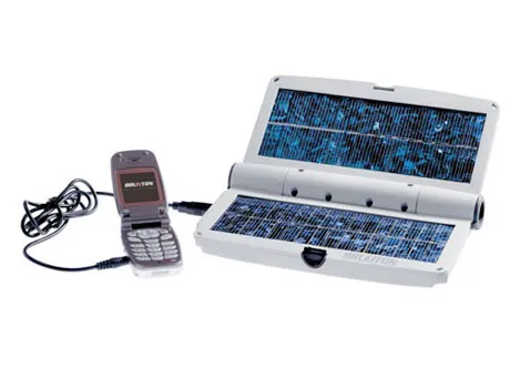 Wyładowana bateria w komórce Użyj słońca