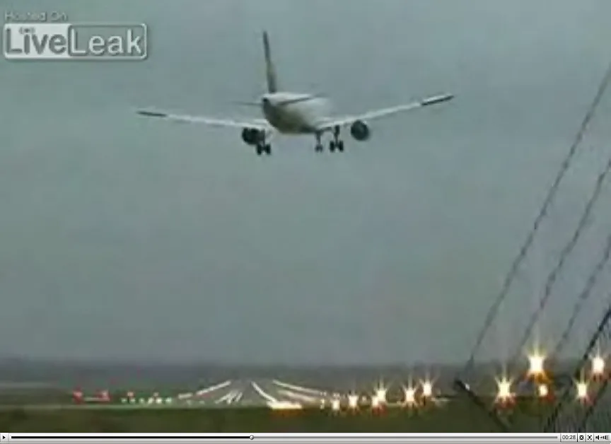 O krok od śmierci - orkan Emma prawie strącił lądujący w Hamburgu samolot