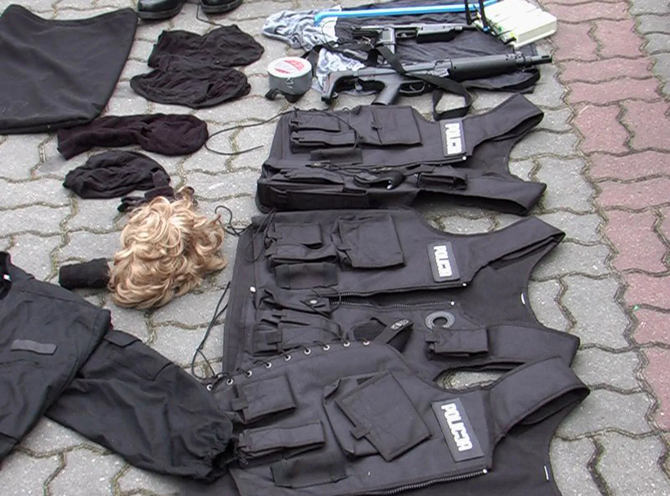 Chcieli napaść na konwój w policyjnych mundurach - zatrzymała ich prawdziwa policja