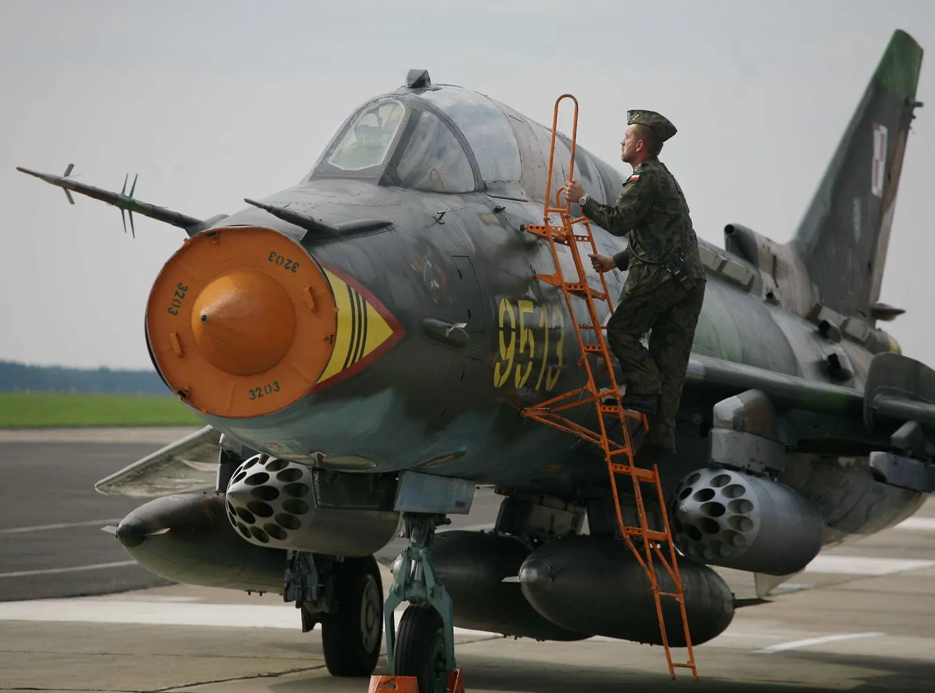 Kryzysowe cięcia uziemiły pilotów