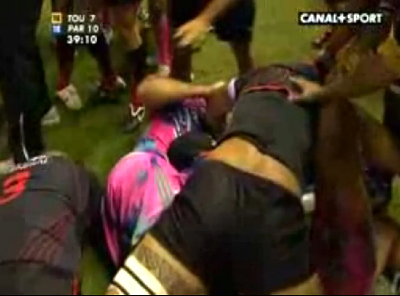 Zobacz, jak biją się rugbyści