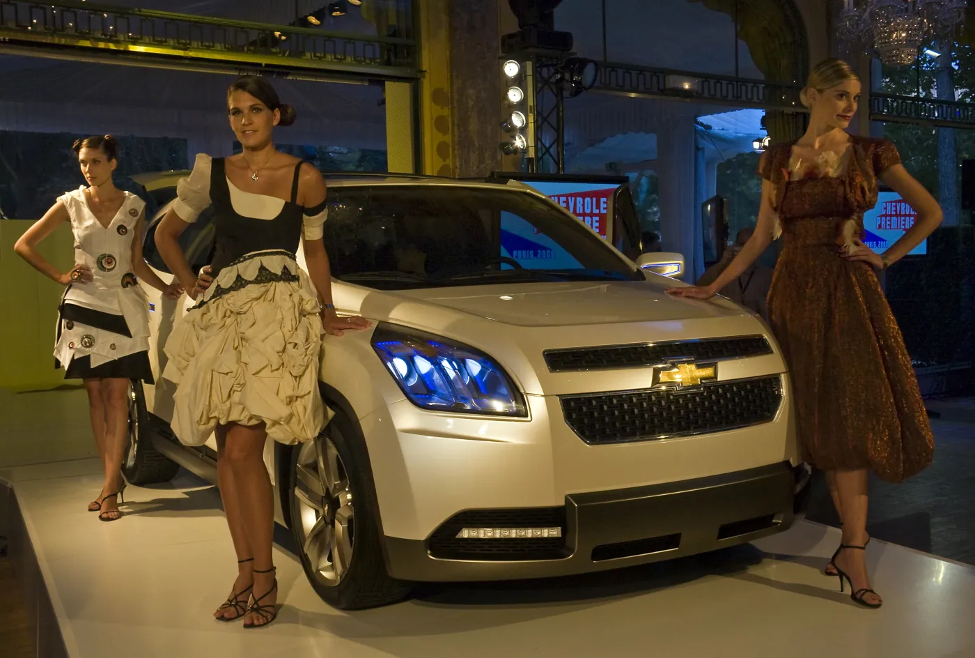 Dziewczyny i Chevrolety prosto z Paryża