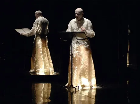 Opera żerująca na staroświeckiej konwencji