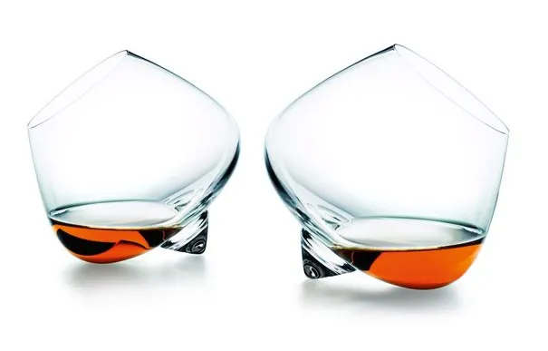 Ten kieliszek nie ma nóżki!