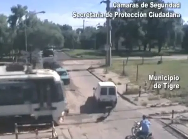 Tak bohater uratował idiotę na przejeździe