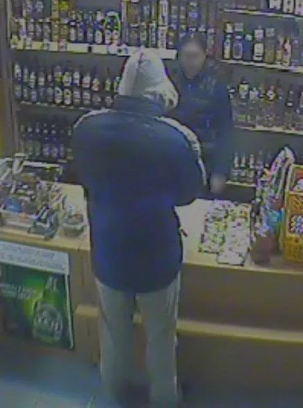 Bandyta groził, że zastrzeli ekspedientkę