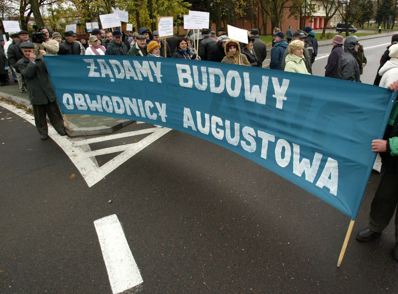 04.11.2007 Augustow rondo Marconiego blokada drogi krajowej nr 8 w protescie wobec decyzji sadu o wstrzymaniu budowy obwodnicy miasta

fot Wojciech Jargilo