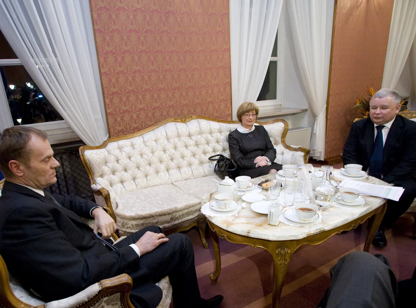 Kaczyński-Tusk: Kto był bardziej spięty?