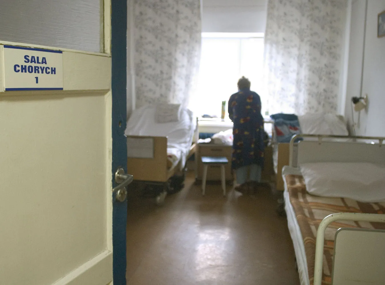 Staruszków oddają do szpitala i jadą na urlop