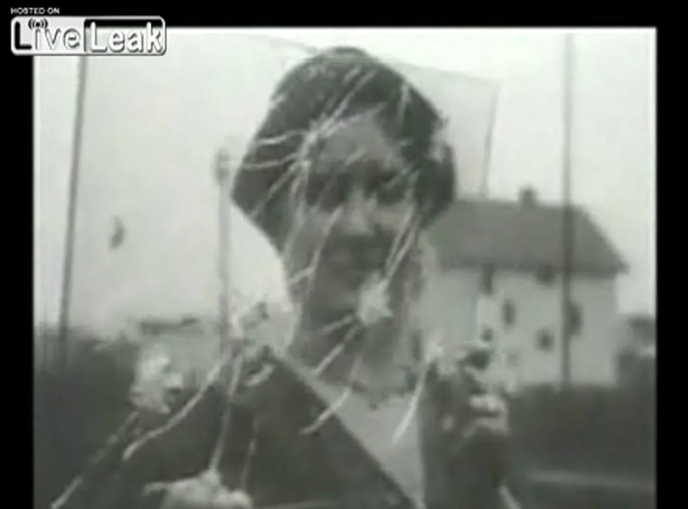 Na żonie testował kuloodporną szybę