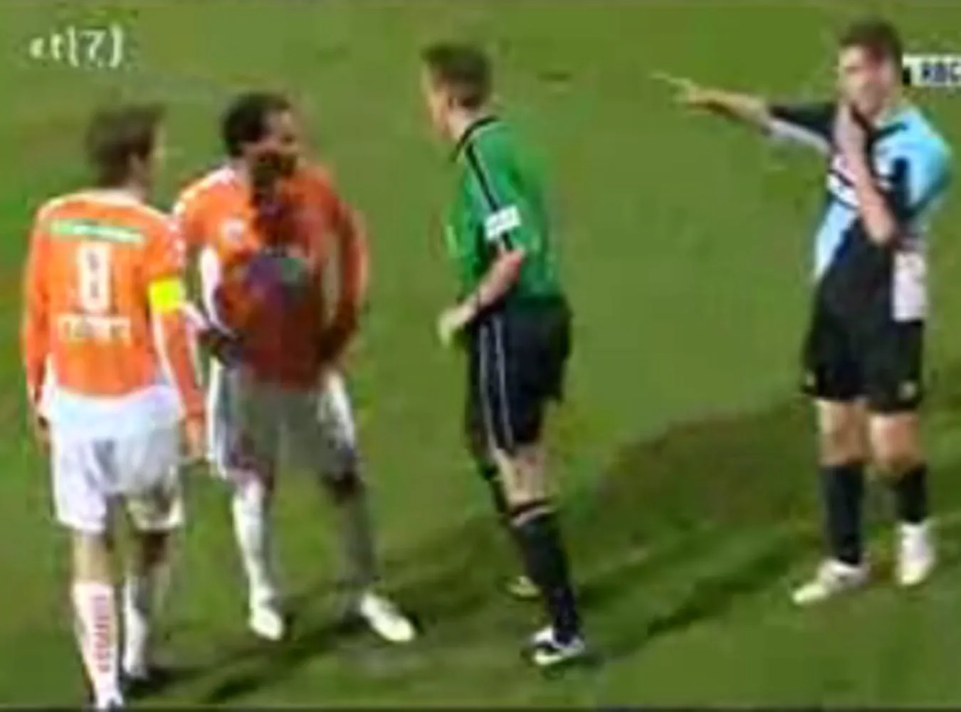 Zobacz, jak piłkarz z Holandii sławi Hitlera