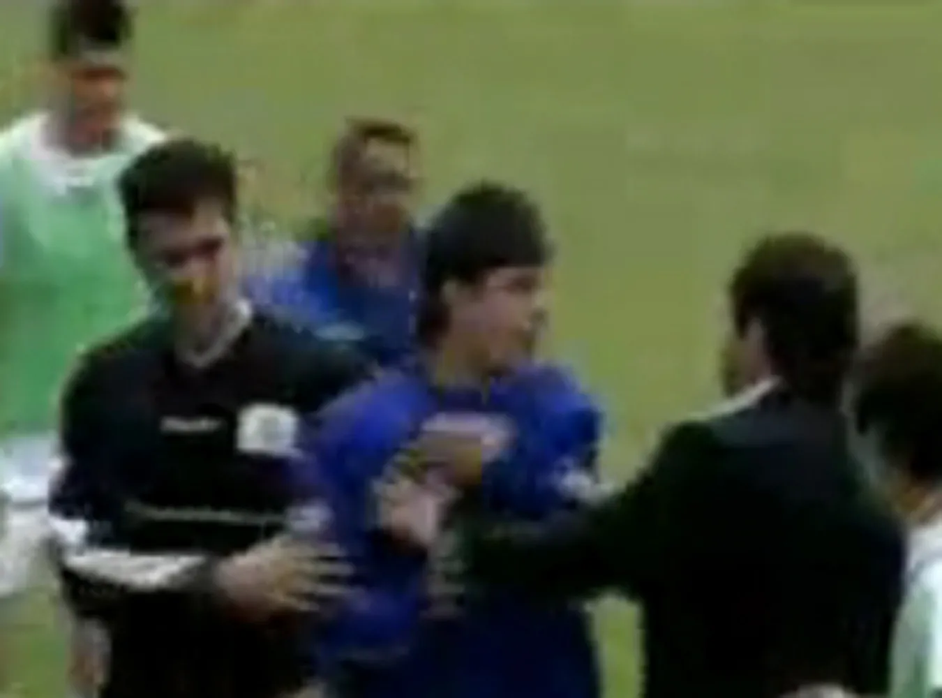 Ten trener zbił piłkarza na kwaśne jabłko!