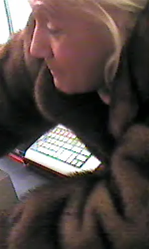 Zobacz, jak kobieta z uśmiechem okrada kasę