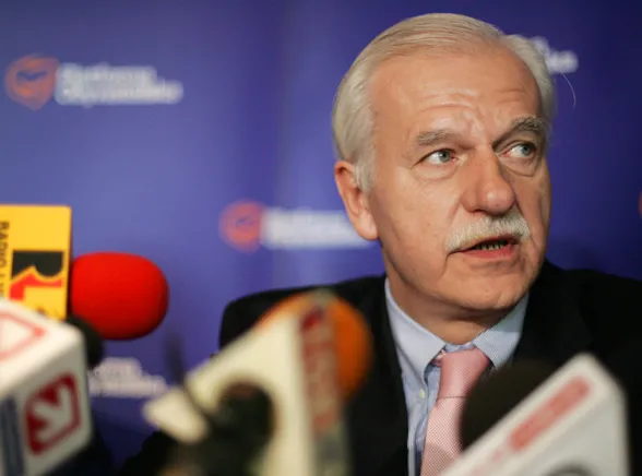 Olechowski rzucił legitymacją PO