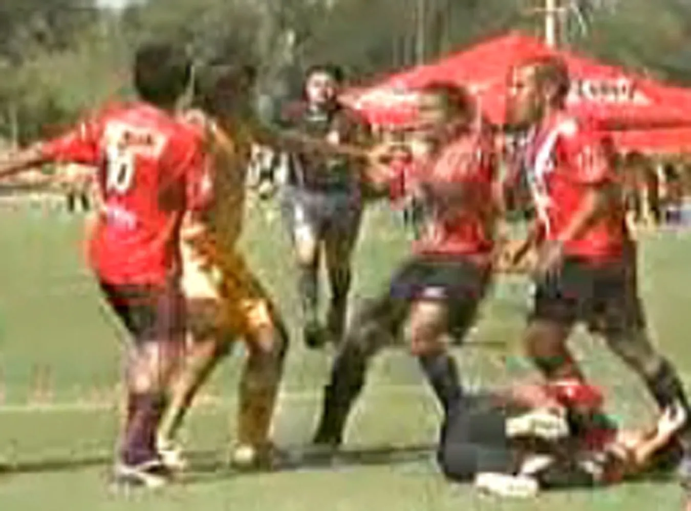 Zobacz, jak piłkarze pobili się na meczu