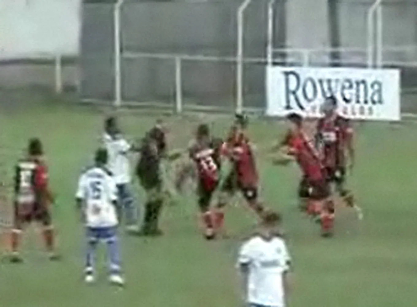 Ten sędzia rzucił się piłkarzowi do gardła