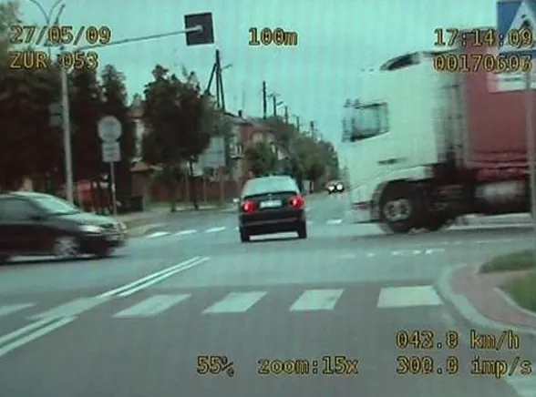 Bezmyślny kierowca wjechał wprost pod tira