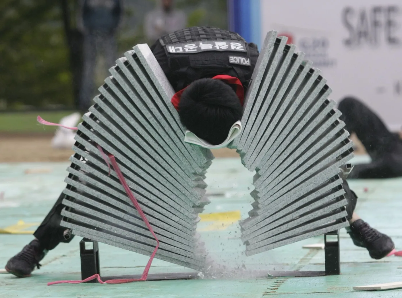 Południowokoreańscy policjanci przygotowują się do szczytu G20 w Seulu.