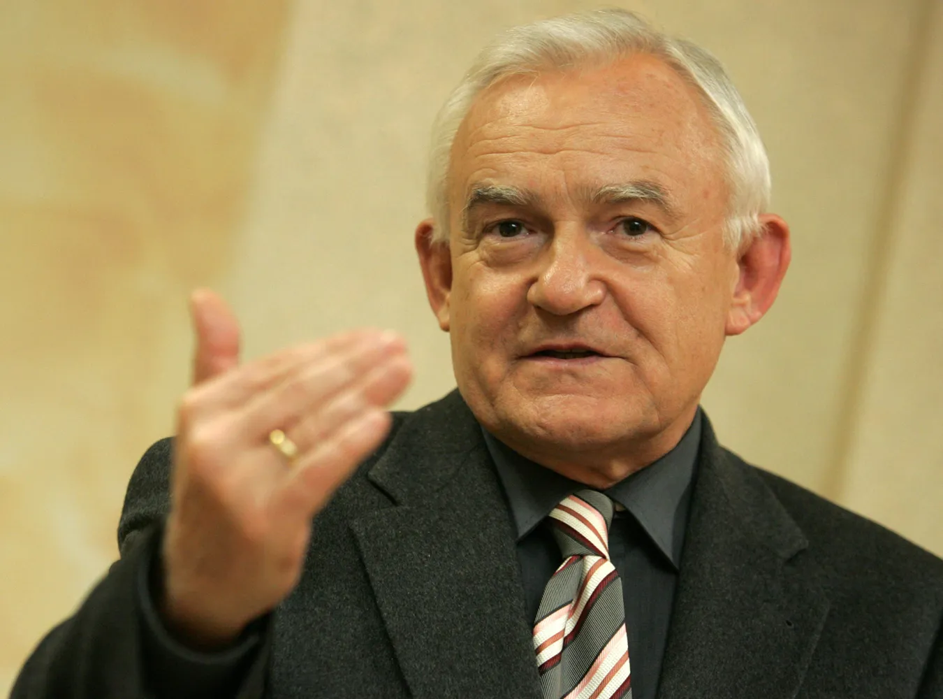 Miller: Rosja już przyznała się do Katynia