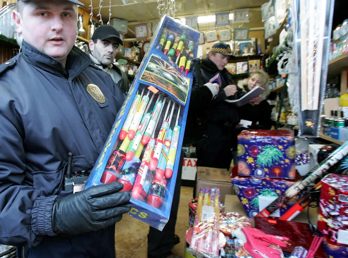 WARSZAWA BAZAR PRZY HALI BANACHA

SPRAWDZANIE PRZEZ STRAZ MIEJSKA STANOWISK HANDLUJACYCH FAJERWERKAMI

NA ZDJECIU TOMASZ ZAKRZEWSKI 28 LAT SPRAWDZA CZY TOWAR POSIADA ETYKIETE W JEZYKU POLSKIM

FAJERWERKI, PETARDA, BEZPIECZENSTWO, PROCH, SZTUCZNE OGNIE, KREDKA, RACA, HANDEL, WYPADEK, NIEPELNOLETNI, HANDEL, SPRZEDAZ, SMIERC, NIELETNI, DZIECKO, MLODZIEZ

28.12.2005

FOT.MICHAL ROZBICKI