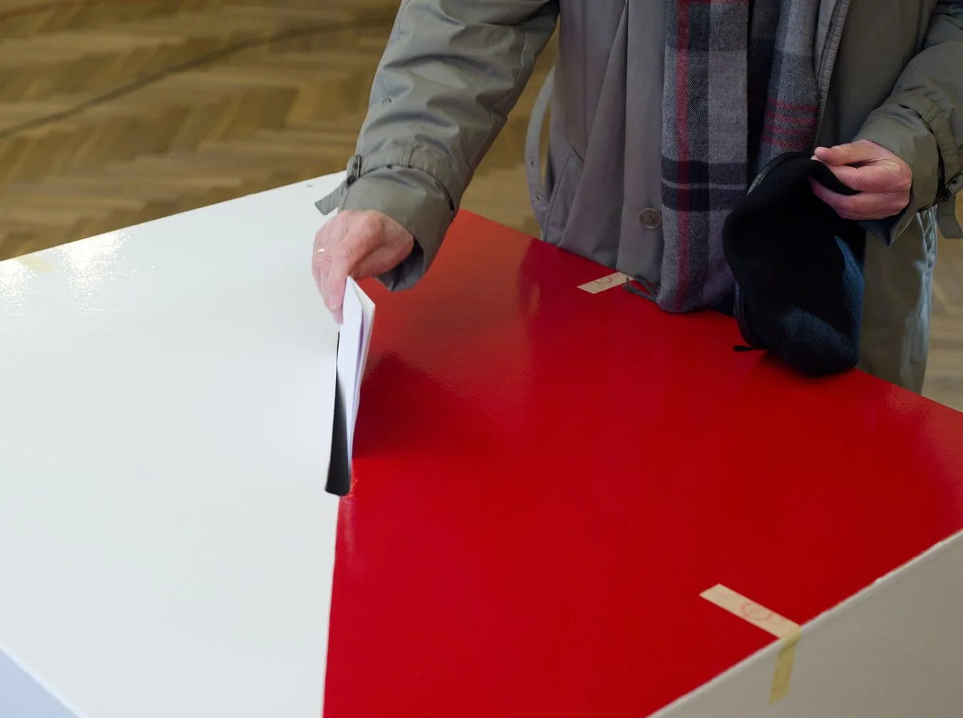 Odpływ wyborów PO. Minimalne różnice w sondażu