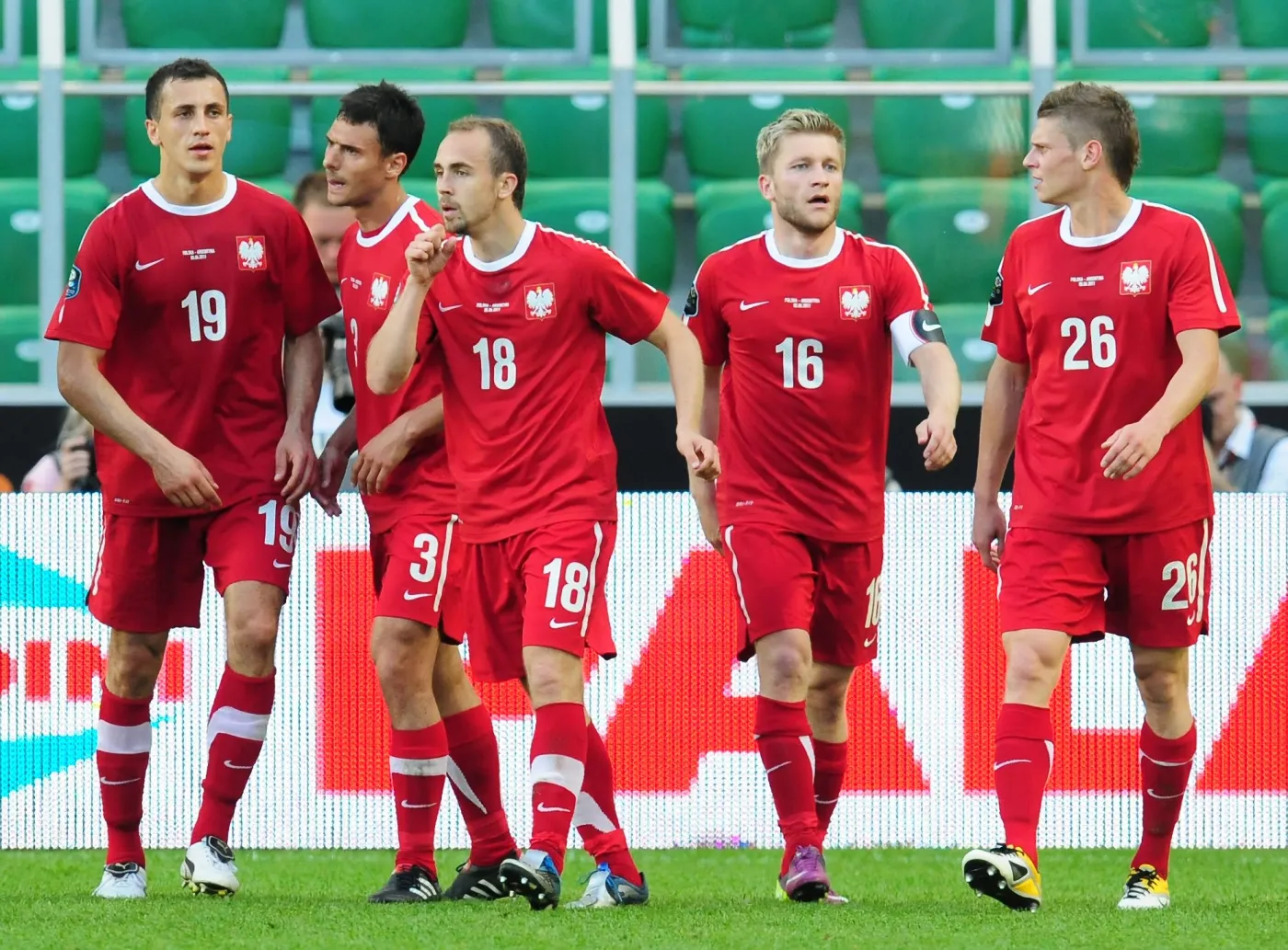 Unia Europejska zabroni Polakom grać z orzełkiem na piersi