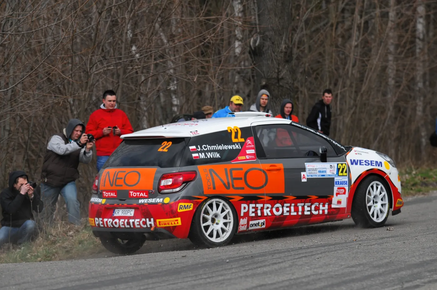 Citroenem po krętych asfaltach