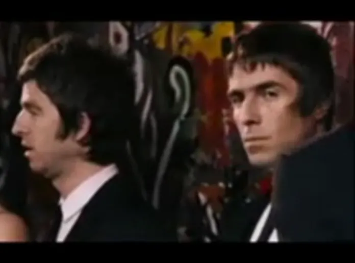 Oasis w klipie piosenki  quot;Falling Down quot;