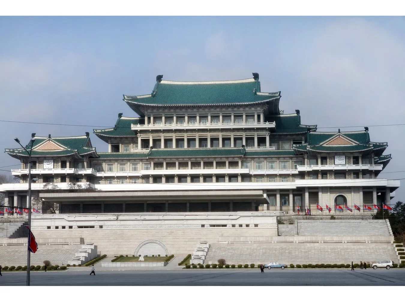2726164-wielka-biblioteka-na-placu-kim-ir-sena-w-phenianie.jpg