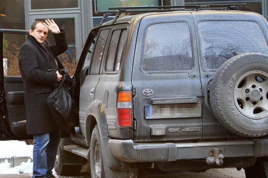 Wojciech Wysocki pielęgnuje brud na swoim wypasionym samochodzie