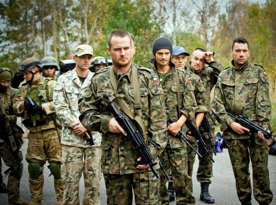 Małaszyński z karabinem na planie nowego serialu