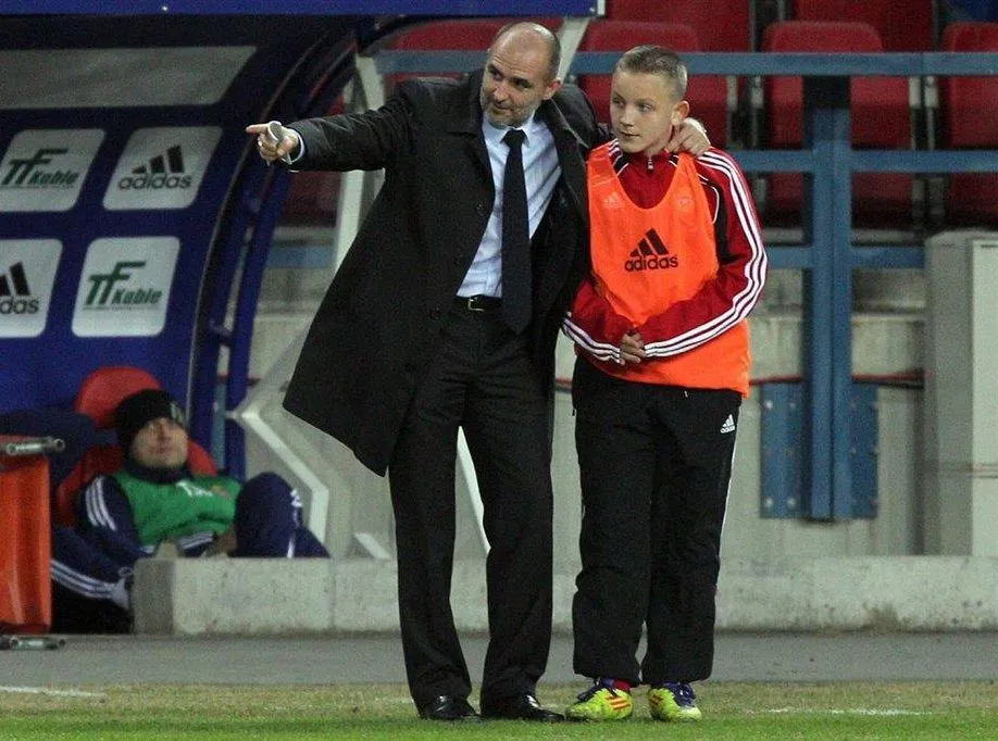 Trener Wisły szkoli chłopców od podawania piłek