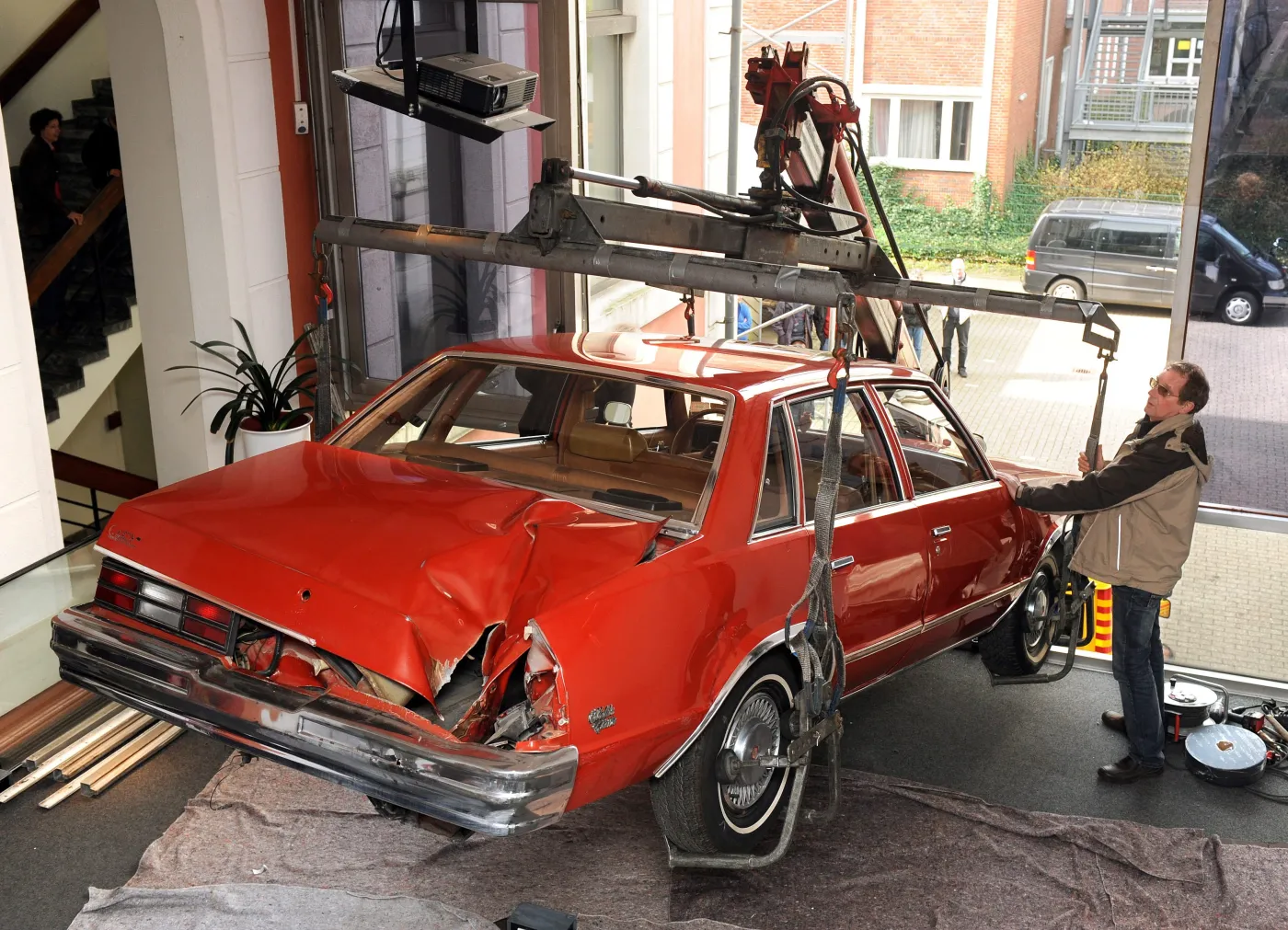 Zobacz samochód zmasakrowany przez… meteoryt