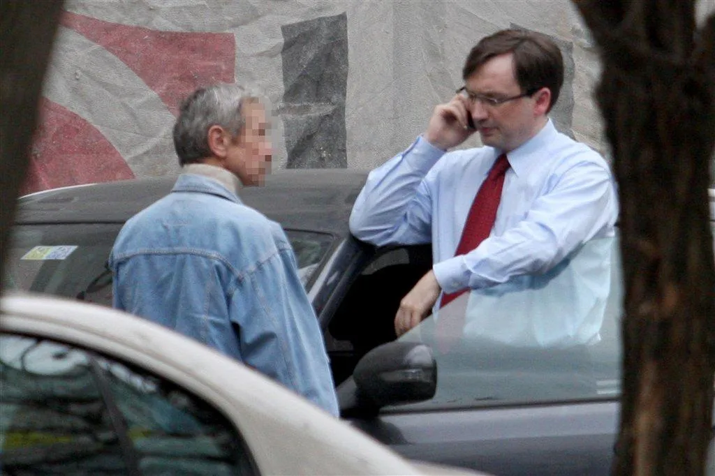 Ziobro zaparkował za darmo na chodniku, ale uniknął mandatu