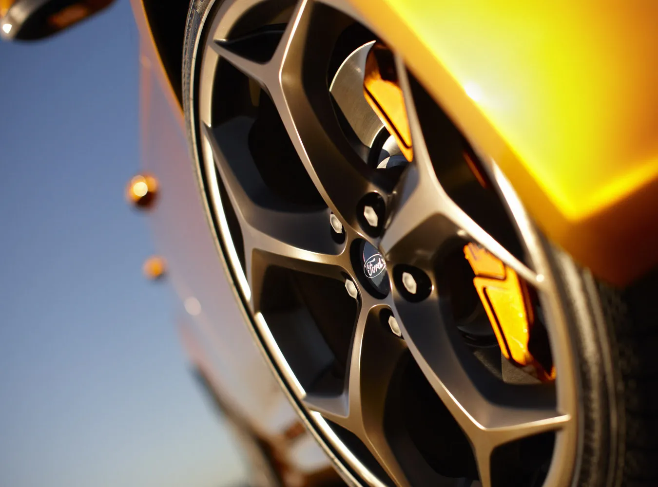 Zobacz, jak wybrać felgi aluminiowe do swojego auta 