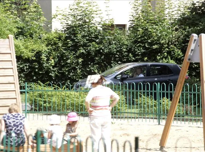 Bez pasów, z komórką przy uchu. Premier powinien dostać mandat