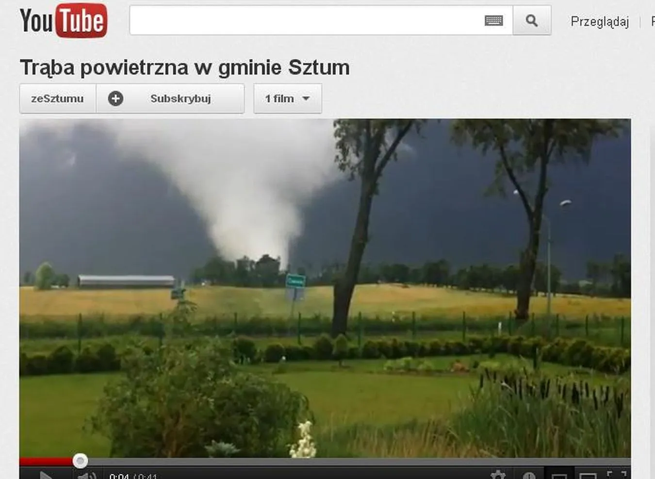 Zmiotło przyczepę. W środku trzyosobowa rodzina