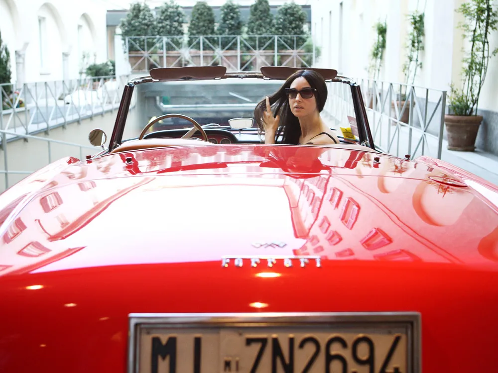 Zmysłowa od niechcenia! Monica Bellucci w czerwonym Ferrari na zdjęciach
