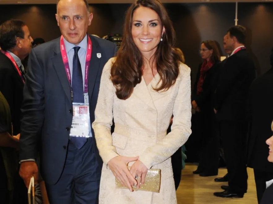 Sukienka idealna do rozchylenia: seksownie elegancka księżna Catherine