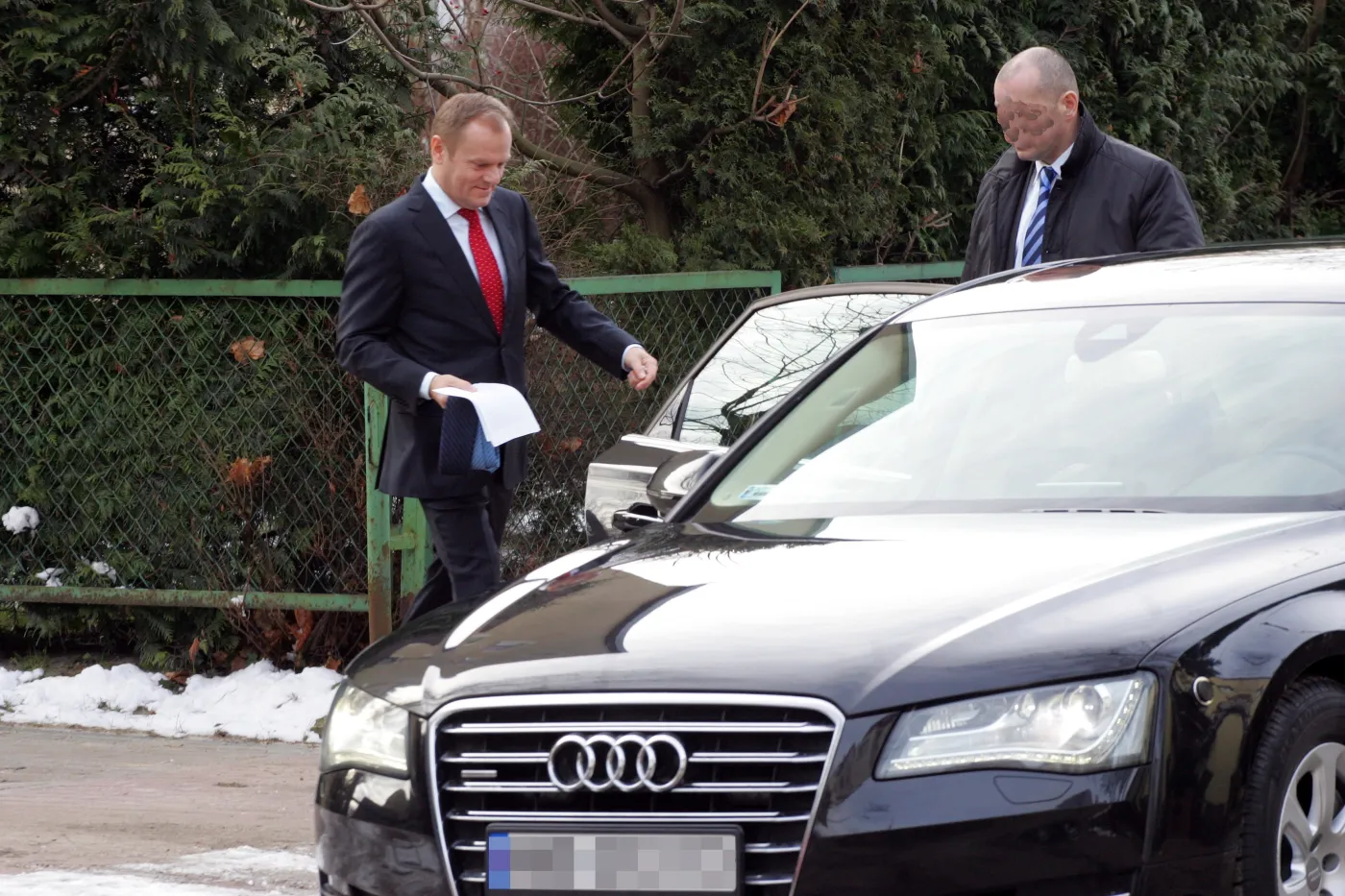 Limuzyna Donalda Tuska przyłapana na gorącym uczynku! Zobacz ZDJĘCIA