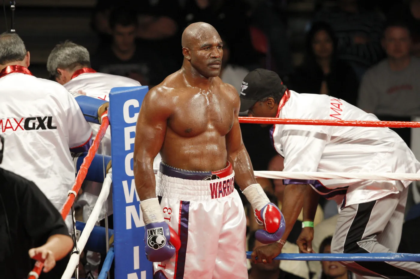 Rękawice Holyfielda ze słynnej walki z Tysonem sprzedane na aukcji