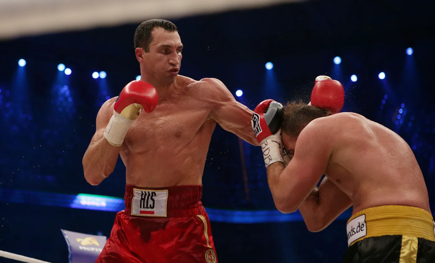 Władimir Kliczko zniszczył rywala i obronił mistrzowskie pasy. ZDJĘCIA