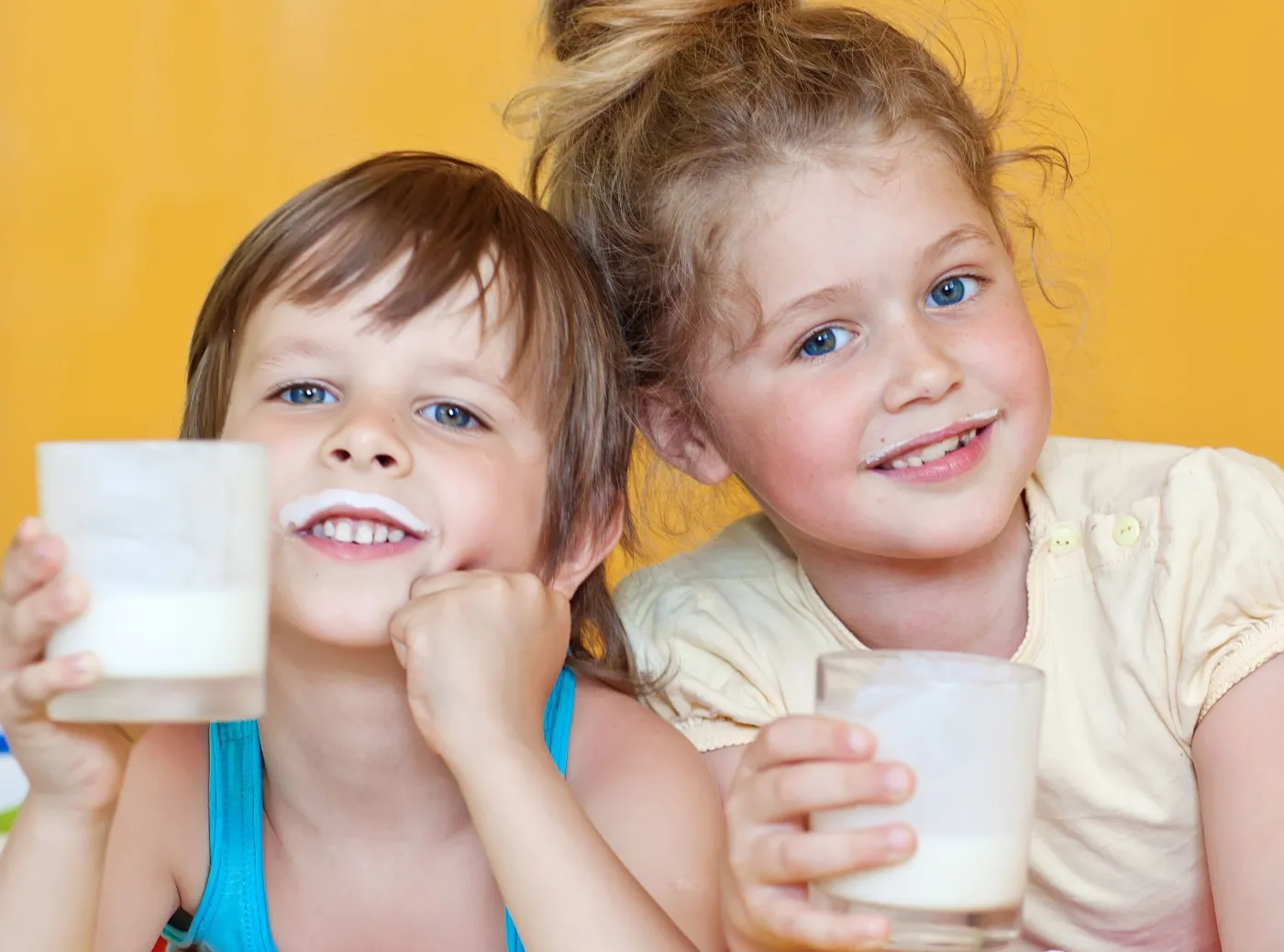 Dzieci piją mleko