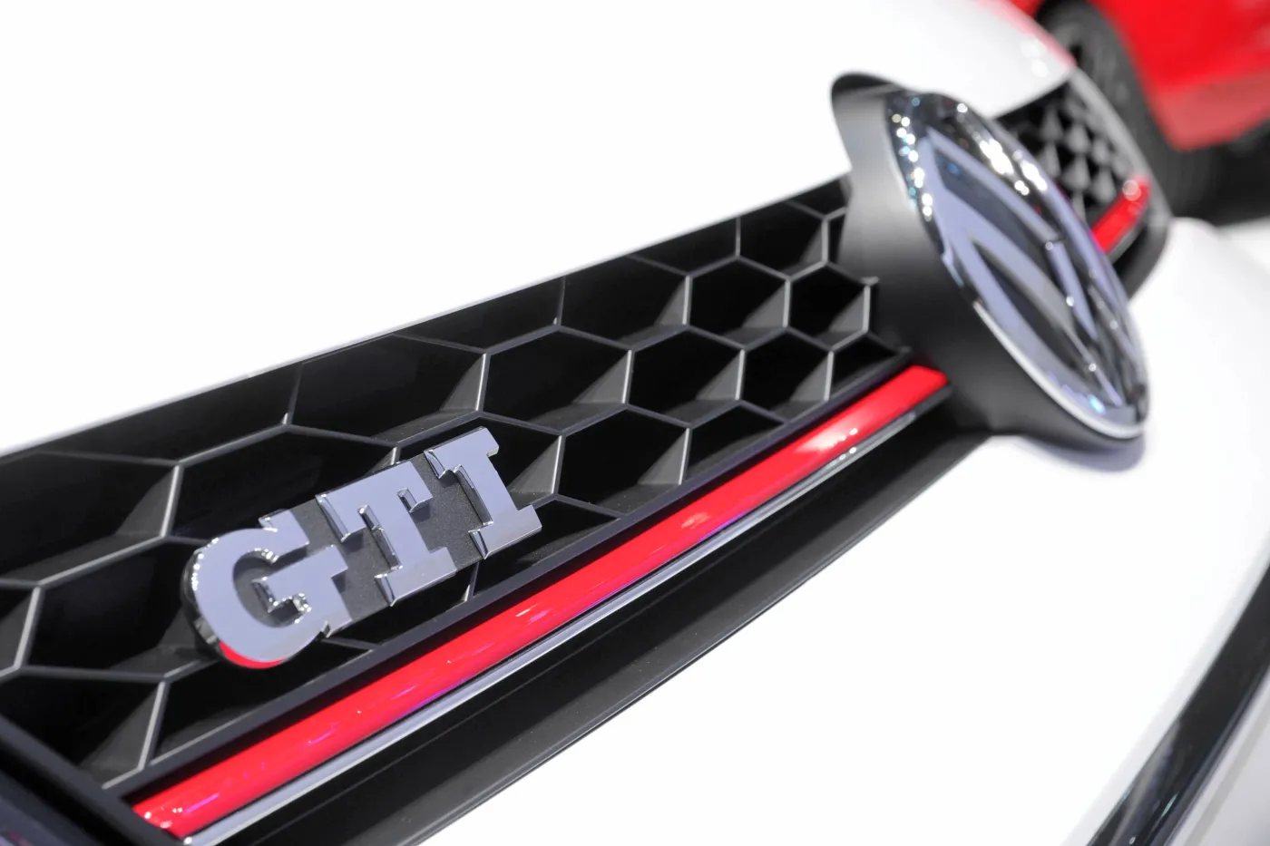 Po niemal 40 latach Volkswagen ujawnił nowe wcielenie legendy! Golf GTI na zdjęciach