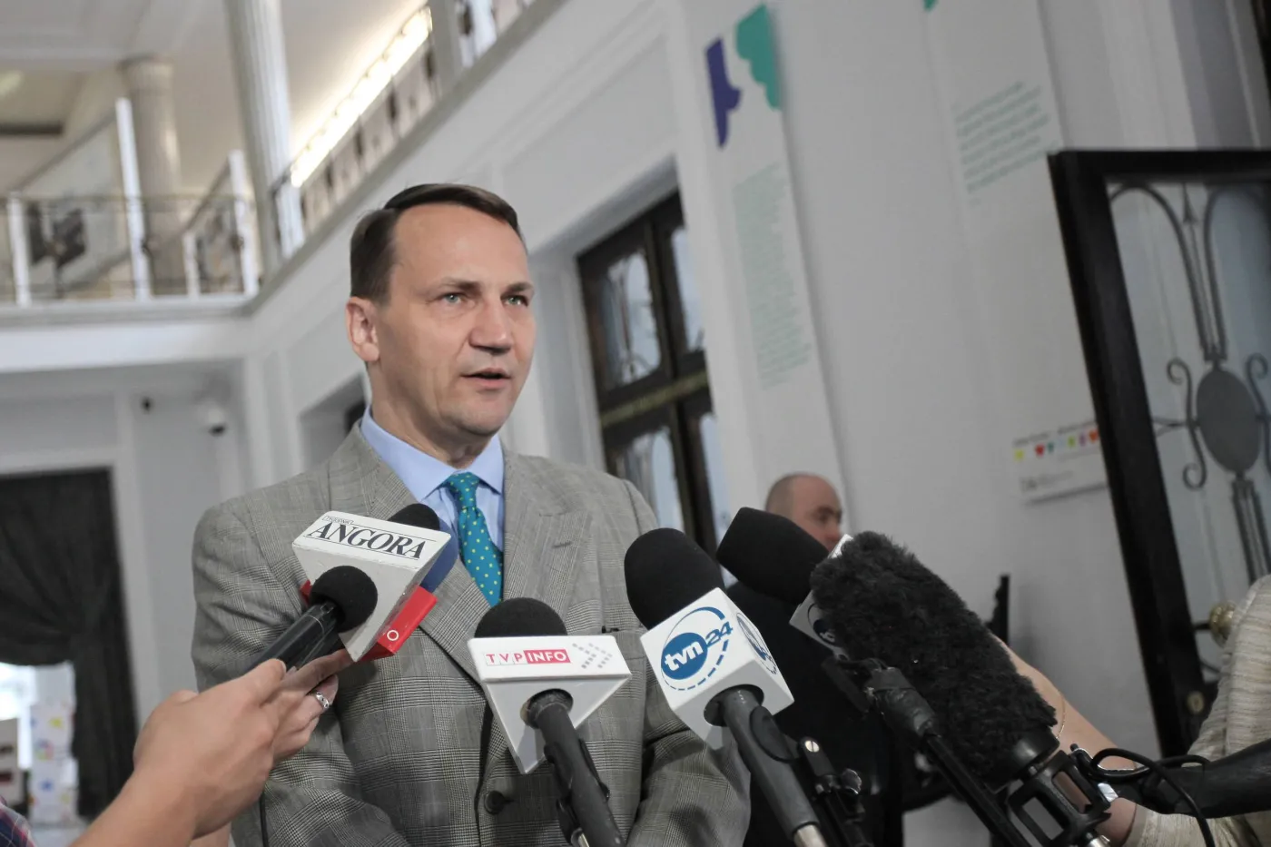 Gorzka prawda o polskiej dyplomacji: Bez doświadczenia, ale z kontaktami