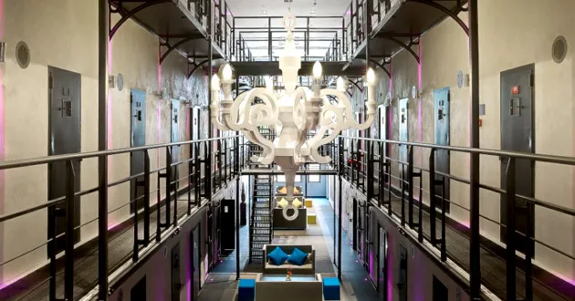 Zamienili więzienie na luksusowy hotel. Oto, jak wygląda teraz. GALERIA