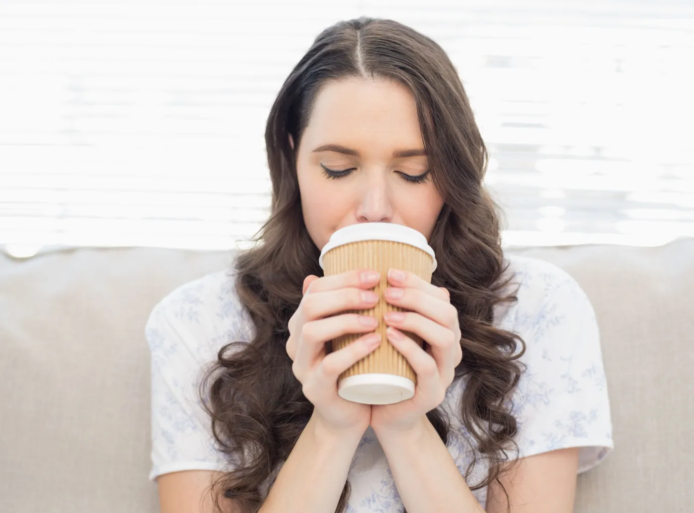 5346814-kobieta-pije-kawe.jpg