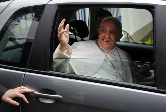 Zawstydza polskich biskupów! Zobacz wszystkie auta papieża Franciszka