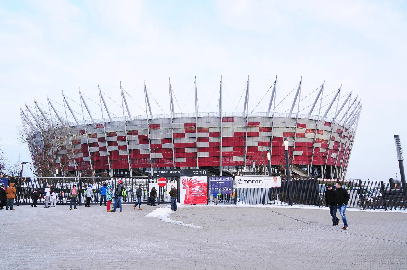 Stadiony za miliardy. Zarobią miliony, na razie miliony tracą